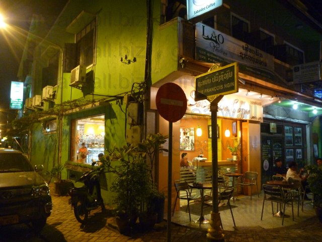 หัวมุมถนนฟ้างุ่ม (Quai Fangum) ตัดกับถนนฝรังซัวงิน (Rue François Ngin) 