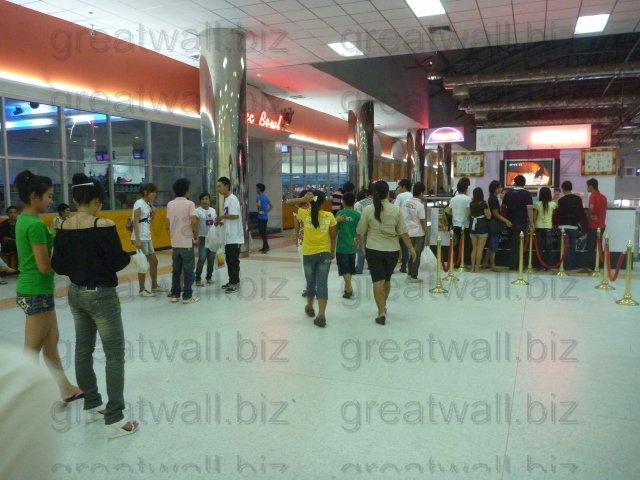 บริเวณซื้อตั๋วหนัง ด้านซ้ายเป็นโบว์ลิ่ง บริเวณซื้อตั๋วหนัง ด้านซ้ายเป็นโบว์ลิ่ง