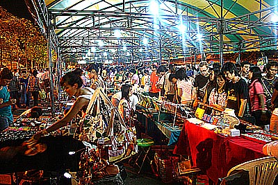 ผู้คนให้ความสนใจมาจับจ่ายซื้อสินค้าที่ตลาดจตุจักรมิดไนท์ ผู้คนให้ความสนใจมาจับจ่ายซื้อสินค้าที่ตลาดจตุจักรมิดไนท์