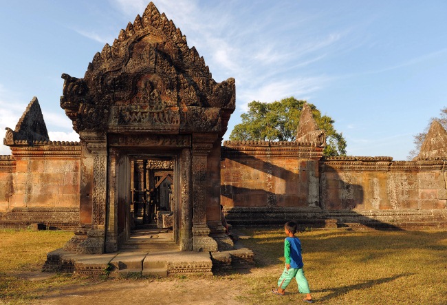 ภาพแฟ้ม 23 ม.ค.2553 เด็กชายชาวกัมพูชาเดินผ่านบริเวณหนึ่งของปราสาทพระวิหาร สำนักงานท่องเที่ยวจ.พระวิหารระบุ จำนวนนักท่องเที่ยวเยือนปราสาทระหว่างก.ค.-ส.ค. มีมากถึง 7,000 คน.-- AFP PHOTO/Tang Chhin Sothy. . ภาพแฟ้ม 23 ม.ค.2553 เด็กชายชาวกัมพูชาเดินผ่านบริเวณหนึ่งของปราสาทพระวิหาร