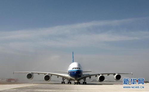 จ้าวนกเหล็กยักษ์ Airbus A380 Superjumbo ลำตัวยาว 73 เมตร สูงเท่ากับตึก 8 ชั้น จากฝรั่งเศส มาถึงกรุงปักกิ่งวันที่ 15 ต.ค. ไชน่า เซาท์เทิร์น แอร์ไลน์ผู้สั่งซื้อ ได้จัดพิธีปูพรมแดงต้อนรับ A380 ซึ่งเป็นความหวังในการไต่เต้าสู่สายการบินชั้นนำโลก (ภาพ ซินหวา) จ้าวนกเหล็กยักษ์ Airbus A380 Superjumbo ลำตัวยาว 73 เมตร สูงเท่ากับตึก 8 ชั้น จา