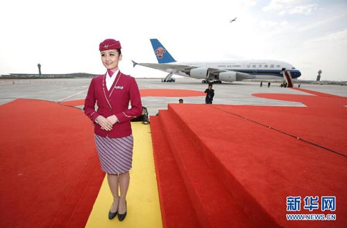 ไชน่า เซาท์เทิร์น แอร์ไลน์ จัดพิธีฉลอง ปูพรมแดงต้อนรับเครื่องบิน Airbus A380 Superjumbo ลำแรกของบริษัท ที่แอร์บัสส่งมอบและมาถึงปักกิ่งเมื่อวันที่ 15 ต.ค. (ภาพ ซินหวา) ไชน่า เซาท์เทิร์น แอร์ไลน์ จัดพิธีฉลอง ปูพรมแดงต้อนรับเครื่องบิน Airbus A380 Sup