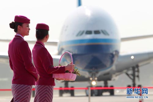 พนักงานสาวยืนต้อนรับจ้าวนกเหล็กยักษ์ A380 (ภาพ ซินหวา) พนักงานสาวยืนต้อนรับจ้าวนกเหล็กยักษ์ A380 (ภาพ ซินหวา)