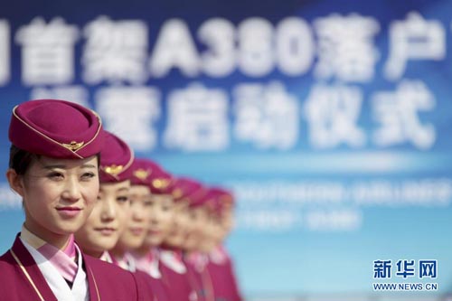 พนักงานสาวยืนต้อนรับจ้าวนกเหล็กยักษ์ A380 (ภาพ ซินหวา)