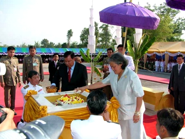 สมเด็จพระเทพรัตนราชสุดาสยามบรมราชกุมารี ทรงเป็นองค์ประธานในพิธีเปิดสะพานอย่างเป็